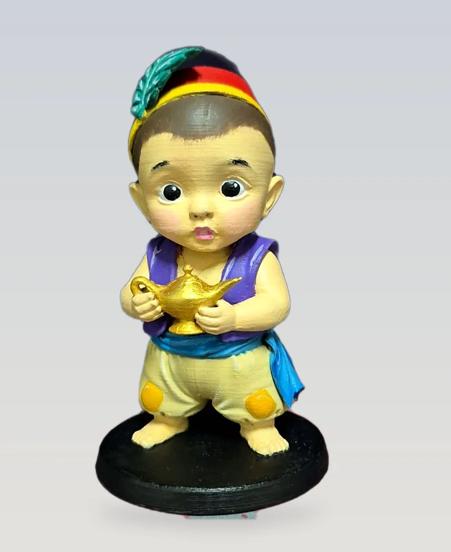 Boneco personalizado de um menino pequeno fantasiado, com chapéu de pena e lâmpada dourada nas mãos