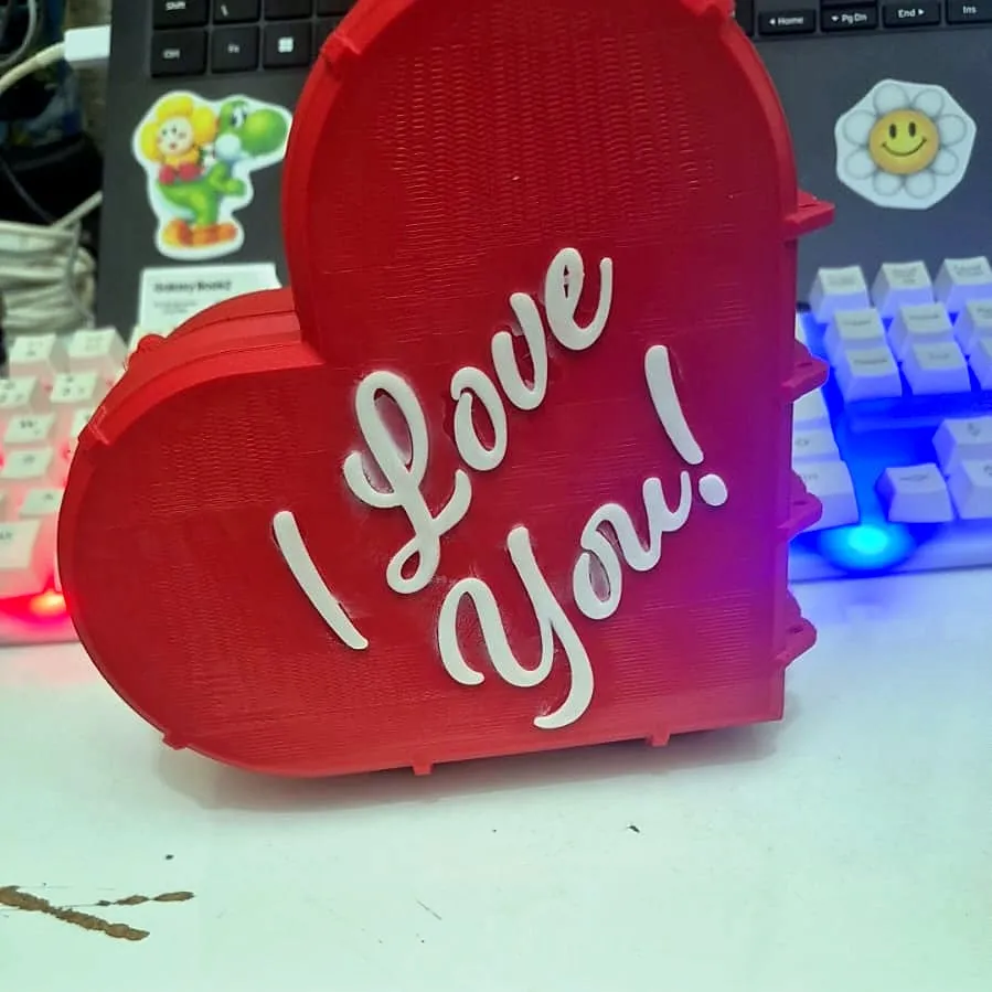 Caixa vermelha em formato de coração com a frase I Love You em branco, impressa em 3D pela JC3D