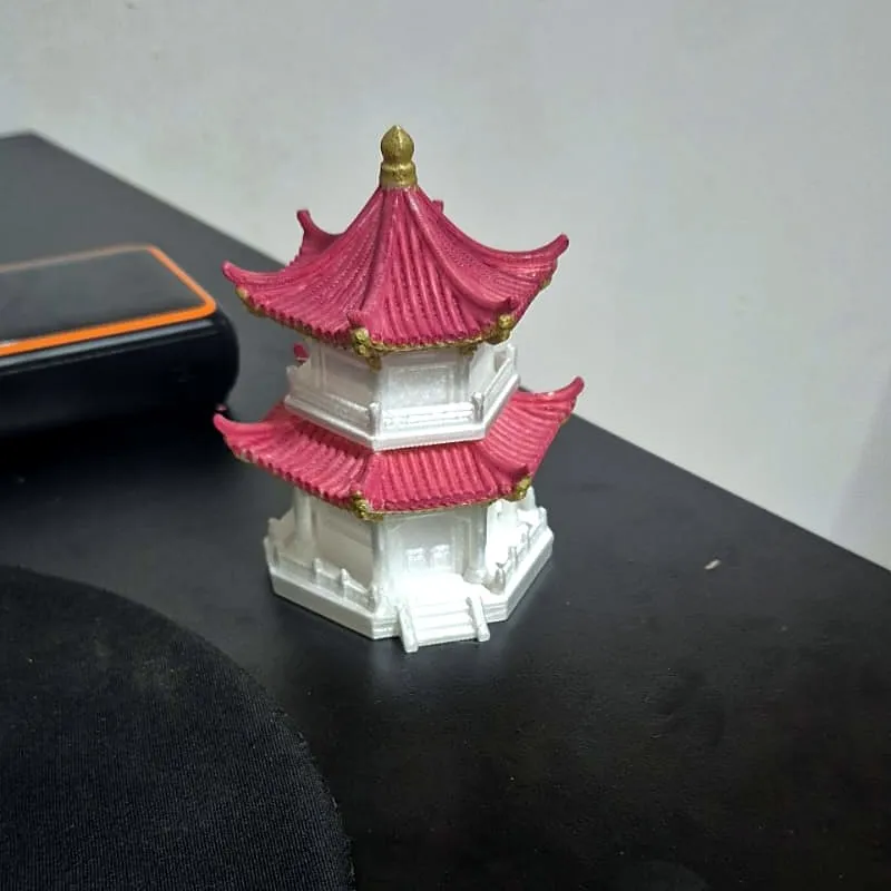 Miniatura de pagode branco com telhados vermelhos e ponta dourada, impressa em 3D pela JC3D