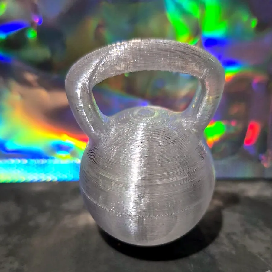 Porta-aliança prateado em formato de kettlebell, impresso em 3D pela JC3D