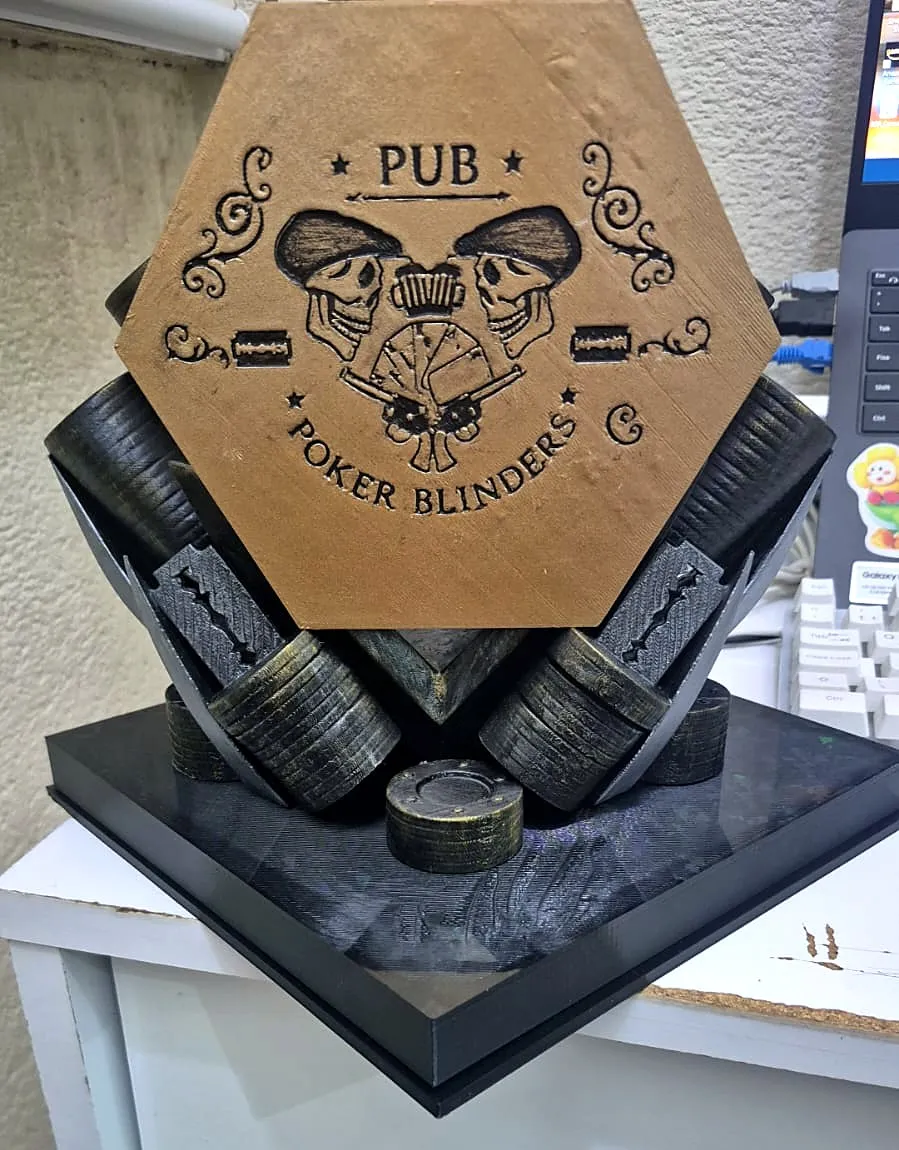 Troféu Poker Blinders em formato hexagonal com placa marrom, apoiado em pilhas de fichas sobre base preta