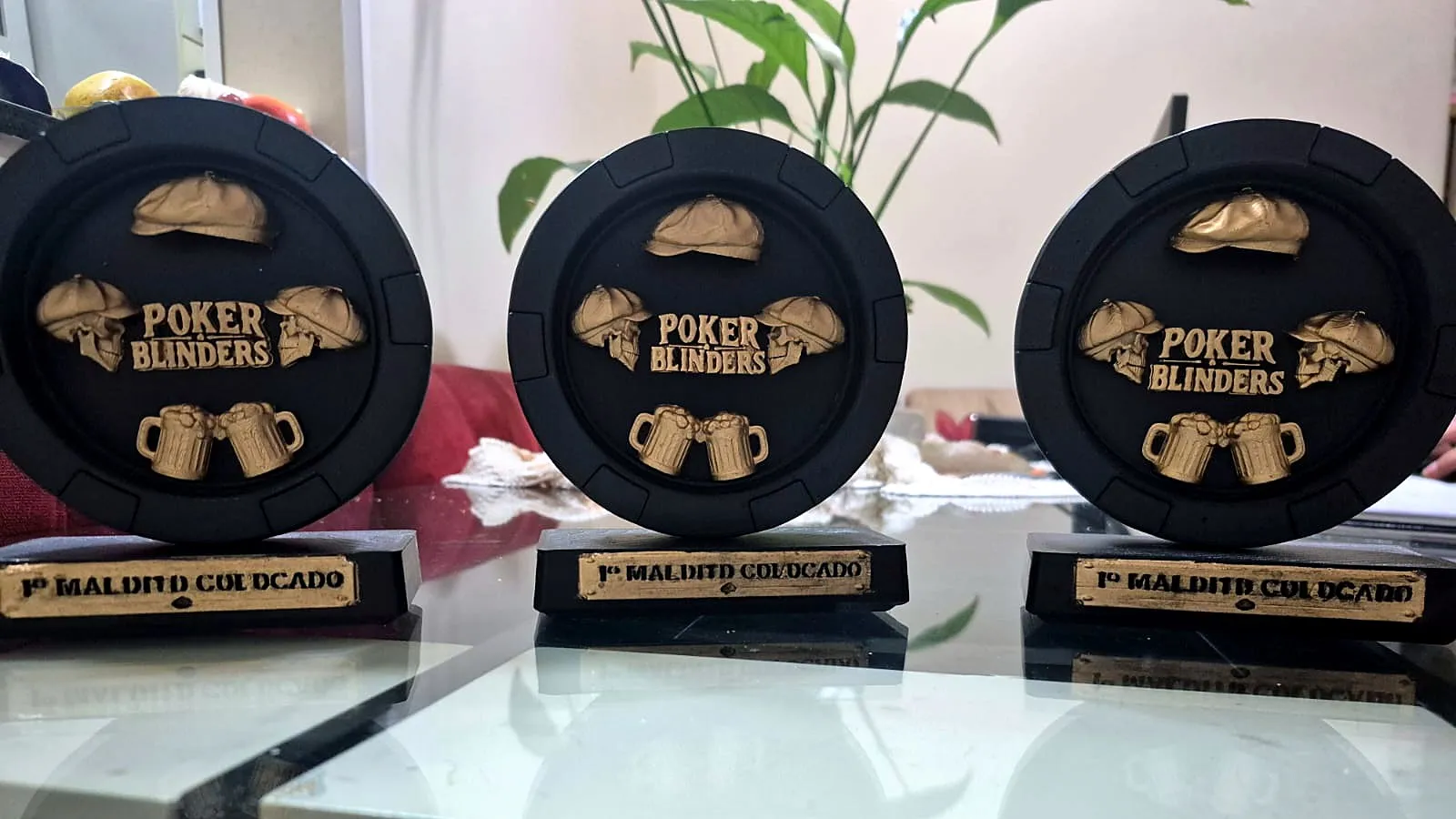Três troféus Poker Blinders pretos com detalhes dourados e placa "1º Maldito Colocado", produzidos pela JC3D